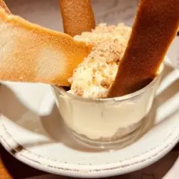crème de mascarpone avec crumble au café et langue de chat