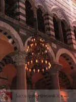 Particolare del lampadario della navata centrale